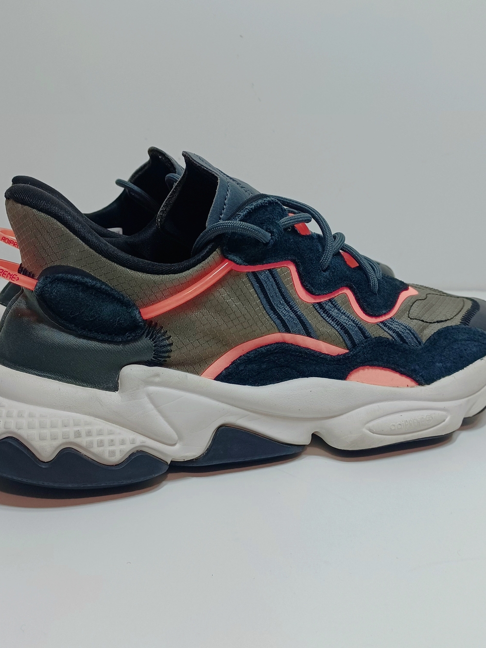 Kids Sporty Lifestyle Sneakers in Navy and Coral Men's Size 9